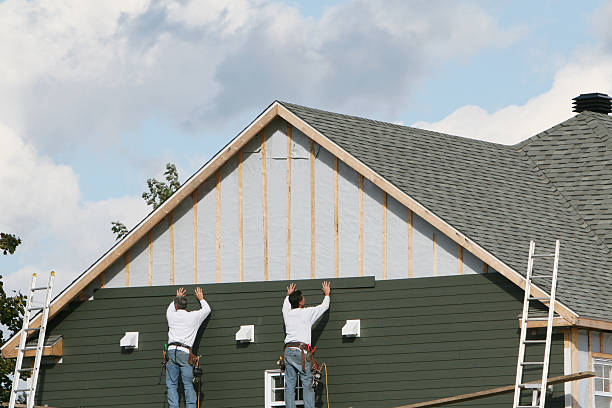 Professional Siding technician working in Raymond, WA